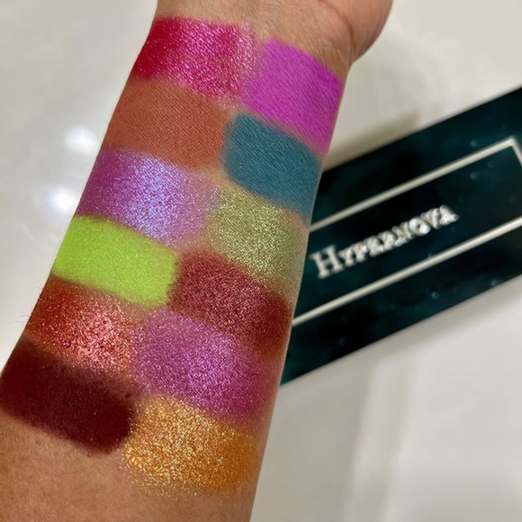 Sugar Drizzle "Hypernova" eyeshadow palette - Picture 5 of 9